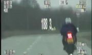 Pędzacy motocyklem nagrany na videorejestratorze