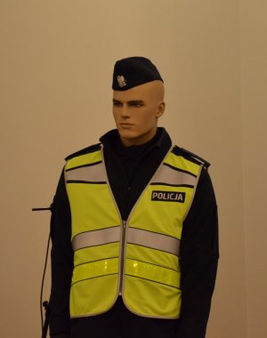 Zdjęcie przedstawia manekina ubranego w policyjny mundur oraz policyjną kamizelkę odblaskową