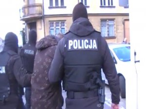 Zatrzymany prowadzony przez policjantów