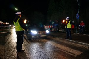 Policjant wieczorową porą kieruje ruchem