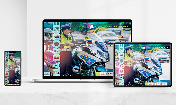 Grafika prezentująca tapetę przedstawiającą policjantkę ruchu drogowego stoi obok służbowego motocykla na ekranie laptopa, tabletu i telefonu.