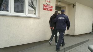 Zatrzymany prowadzony przez policjanta