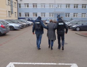 Zatrzymana prowadzona przez policjantów