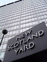 New Scotland Yard - napis na budynku