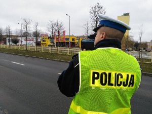 Policjant kontrolujący prędkość pojazdów