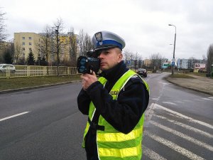 Policjant kontrolujący prędkość pojazdów