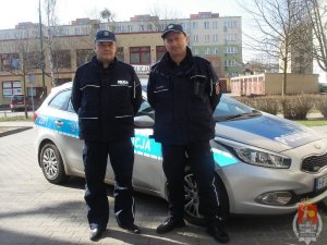 policjanci przy radiowozie