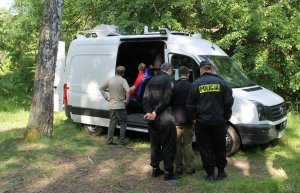 policjanci na akcji poszukiwawczej - ćwiczenia