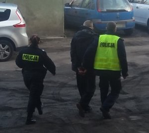 Zatrzymany prowadzony przez policjantów