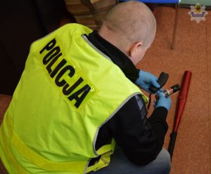 zabezpieczone przedmioty i policjant