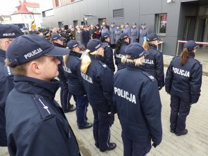 policjanci podczas otwarcia komendy #7