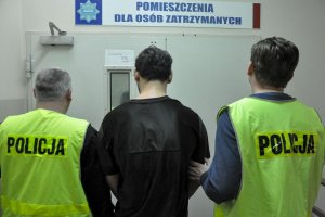 zatrzymany z policjantami przed wejściem do pomieszczenia dla osób zatrzymanych