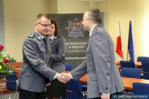 policjanci ściskający sobie dłonie