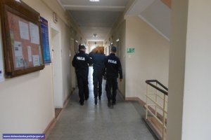 Zatrzymany prowadzony przez policjantów