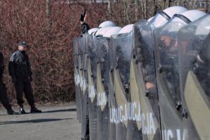 Ćwiczenia policji konnej i mundurowych z oddziału