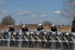 Ćwiczenia policji konnej i mundurowych z oddziału