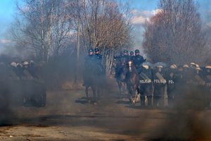 Ćwiczenia policji konnej i mundurowych z oddziału