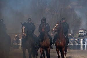 Ćwiczenia policji konnej i mundurowych z oddziału