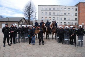 Ćwiczenia policji konnej i mundurowych z oddziału