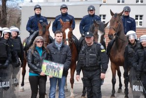 Ćwiczenia policji konnej i mundurowych z oddziału