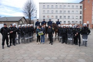 Ćwiczenia policji konnej i mundurowych z oddziału