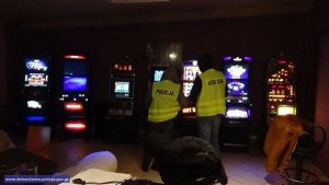 Zarekwirowane automaty i policjanci