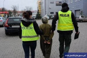 Zatrzymana prowadzona przez policjantów