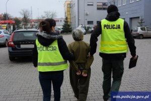 Zatrzymana prowadzona przez policjantów