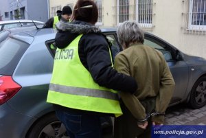 Zatrzymana prowadzona przez policjantów