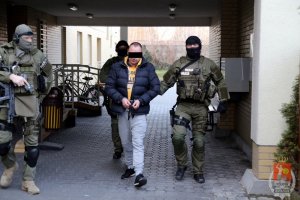 Jeden z zatrzymanych prowadzony przez policjantów