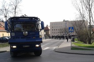 policjanci eskortują kibiców