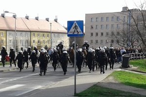 policjanci eskortują kibiców