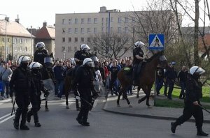 policjanci eskortują kibiców