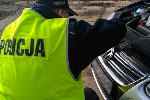 odzyskany samochód i policjant