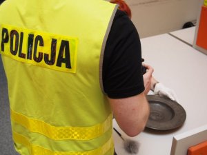 policjant z odzyskaną misą