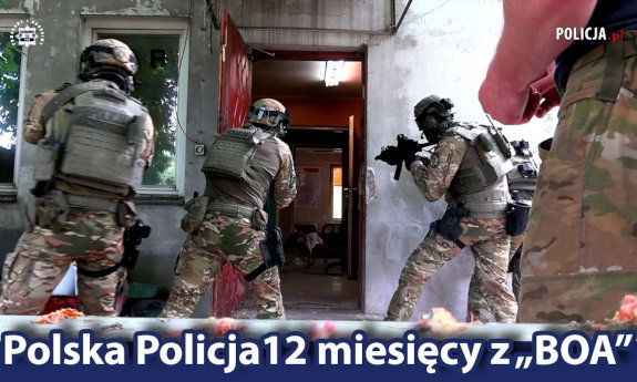 Policyjni kontrterroryści wkraczają w budynku, pod spodem napis - Polska Policja 12  miesięcy z BOA.