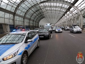BMW zatrzymane w tunelu trasy, trzy radiowozy policyjne inne pojazdy