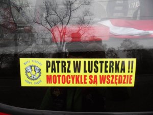 naklejka na szybę pojazdu - patrz w lusterka motocykle są wszędzie