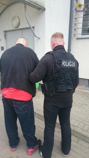 Zatrzymany prowadzony przez policjanta