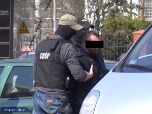 Zatrzymany prowadzony przez policjantów