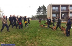 W specjalnie przygotowanych konkurencjach uczestniczyło kilkunastu najlepszych policjantów ze swoimi psami służbowymi