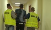 Zatrzymany prowadzony przez policjantów - zdjęcie poglądowe