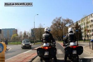 policjanci na motocyklach
