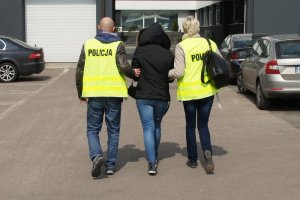 policjanci prowadzą zatrzymaną