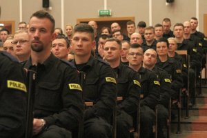 Nowo wyszkoleni w Słupsku policjanci, gotowi do rozpoczęcia służby.