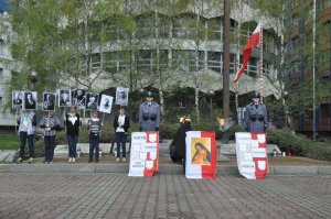 policjanci i dzieci pełnią wartę przy pomniku