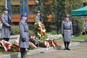 warta honorowa przy pomniku, wiele wieńcy