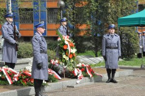 warta honorowa przy pomniku, wiele wieńcy