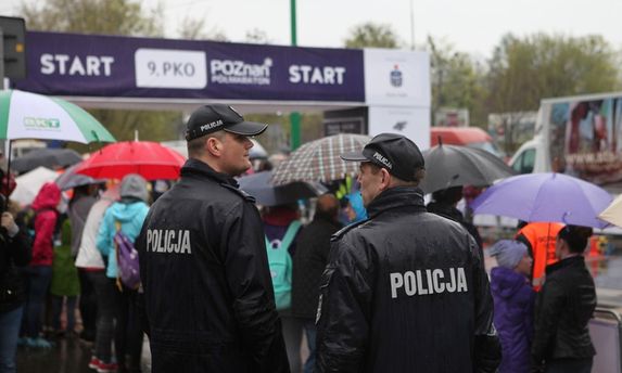 policjanci stoją w okolicy startu półmaratonu