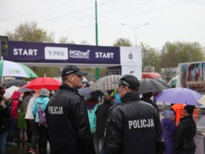 policjanci stoją w okolicy startu półmaratonu